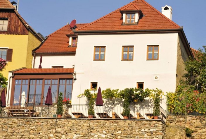 TURM WACHAU - Gästehaus & Heuriger