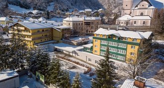 Im Herzen des Salzkammergutes, direkt am Südufer des Traunsees,...