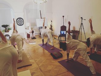 Möchtest du tiefer in die Philosophie des traditionellen Hatha Yoga...