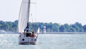 Du möchtest Segeln oder Windsurfen lernen? Chillige Stunden am...