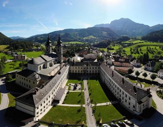 Übernachten im barocken Ambiente eines Stifts, imposante Bergkulissen...