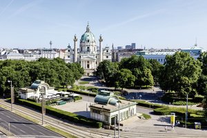 Der Blick auf die Karlskirche