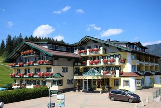 4-Sterne-Hotel in Flachau, direkt an der Skipiste inmitten der...