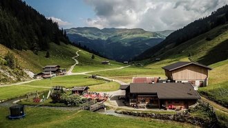 Erleben Sie das Bergpanorama der Gerloser Wanderarena bei einem...