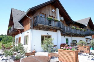 Unser 200 Jahre altes Weingut befindet sich, umgeben von Weinhängen...