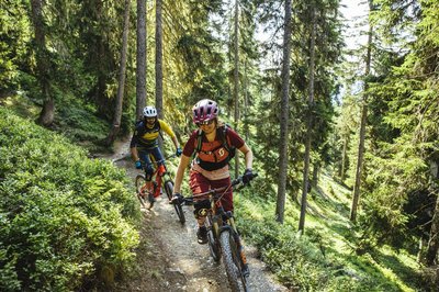Mountainbiken am Wurzel Trail in Saalbach im Salzburger Land