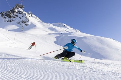 Skifahrer zieht Schwünge ins Tal