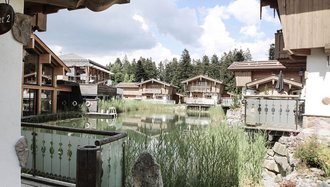 Das INNs HOLZ Wellnessresort &amp; Chaletdorf begrüßt Sie auf der...