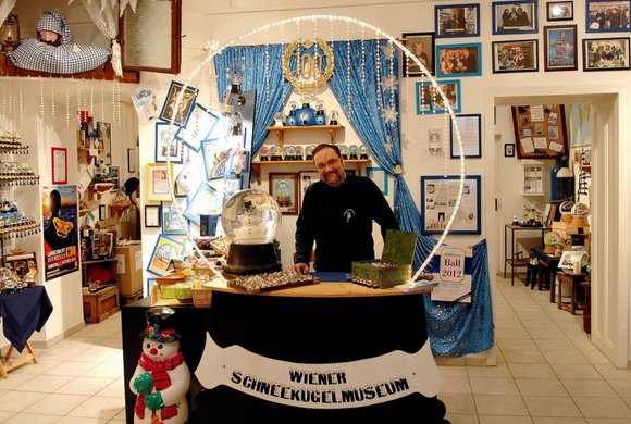Original Wiener Schneekugelmanufaktur