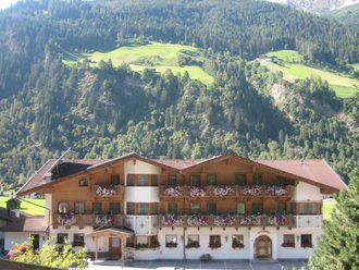 Unser kleines, gemütliches 4-Sterne-Hotel liegt im Neustifter...