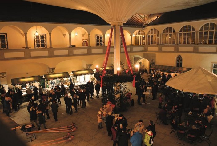 Flammende Schlossweihnacht in St. Peter in der Au