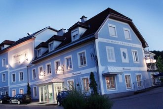 Unser Hotel liegt im sonnigen Stadtteil Zell direkt an der...