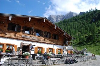 Die Binsalm liegt auf 1.500 m Seehöhe inmitten des...