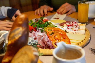 Genussvolle Jause auf dem Kristberg im Montafon